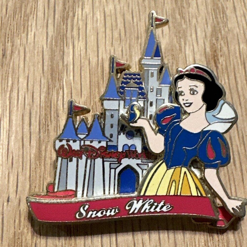 WDW Walt Disney Snow White Disney Trading Pin 2002 Seven Dwarfs Castle